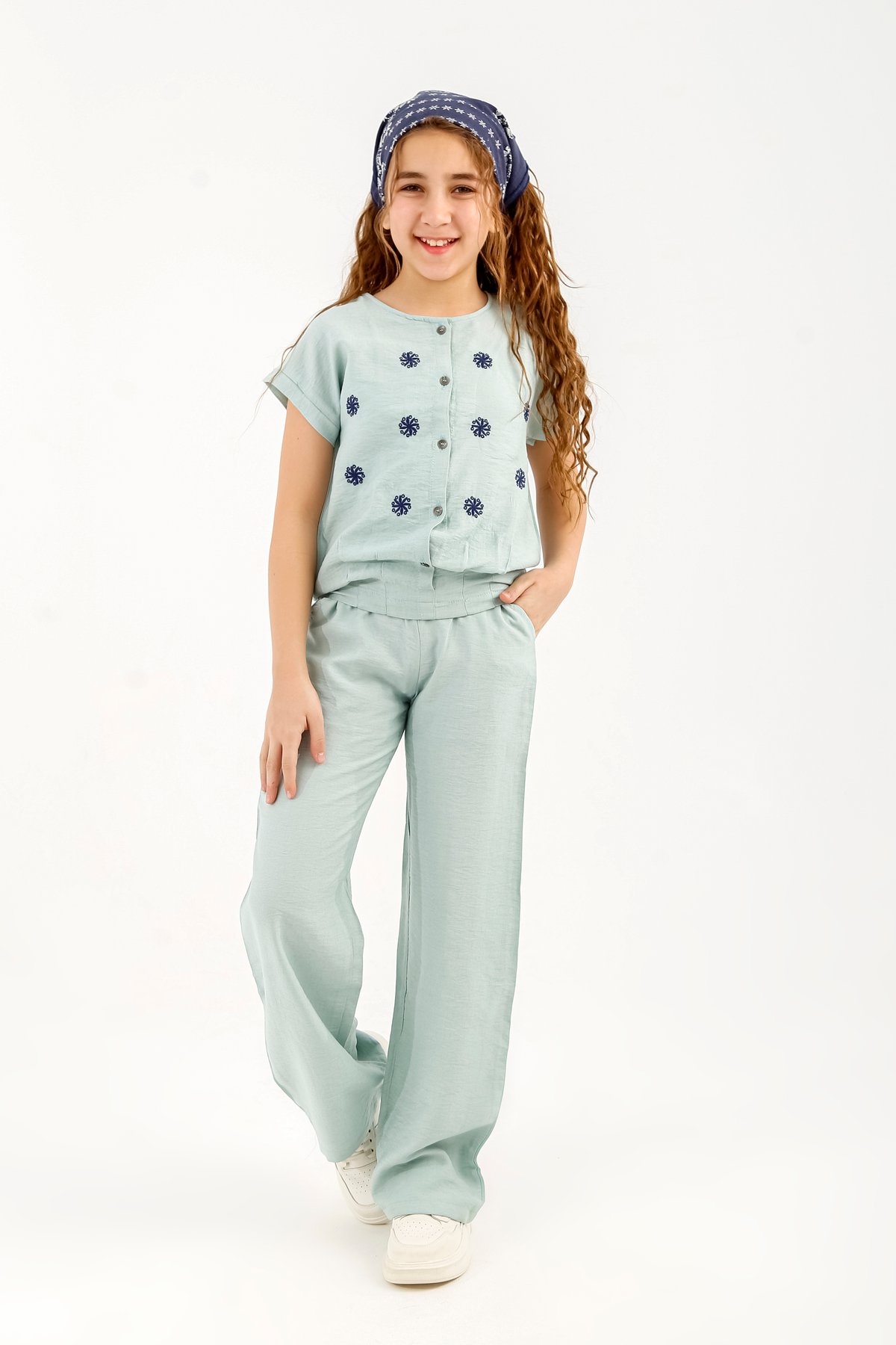 Girls' summer outfit in light green with navy embroidery