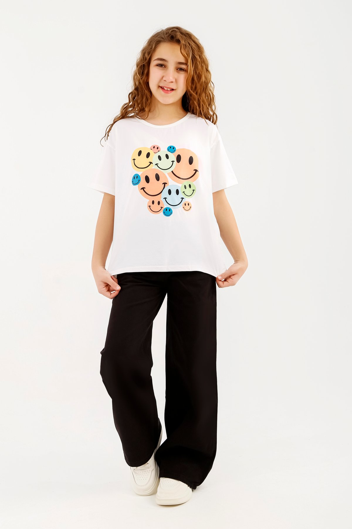  Girls' set: white t-shirt with smiley face print and black pants